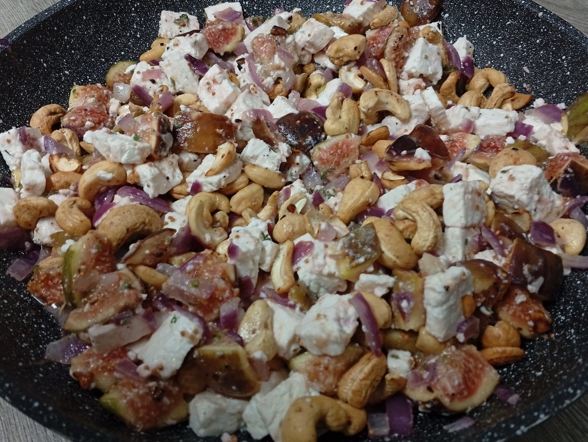 Schlangenhaargurken-Boote mit zweierlei Füllung. War richtig lecker. 😋