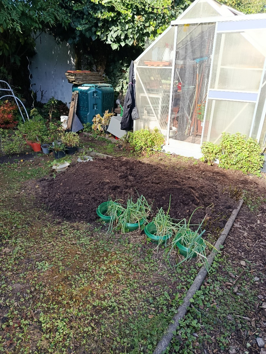 So, das Hochbeet ist weg und für heute bin ich durch. Ich kam vor Jahren auf die Idee, schwarzes Vlies unter die Hochbe…