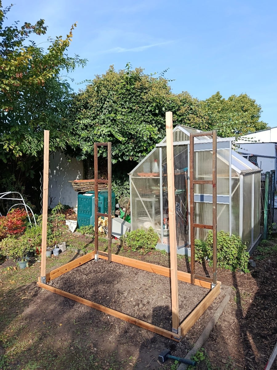 Update Tomatenhaus. Bis auf die Einschlaghülsen alles upgecycelt.
Wir haben heute rangeklotzt. Morgen kommen noch die D…
