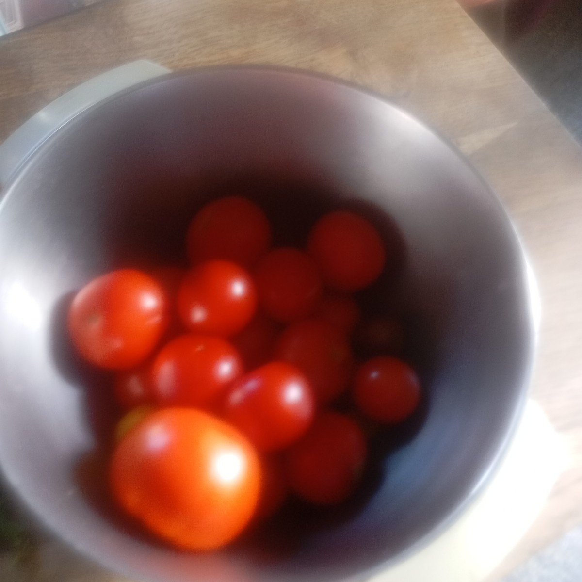 Heute meine letzten Pastinaken mit meinem ampferstecher geerntet dazu ein paar Buschbohnen und vom Gwh ein paar Tomaten 