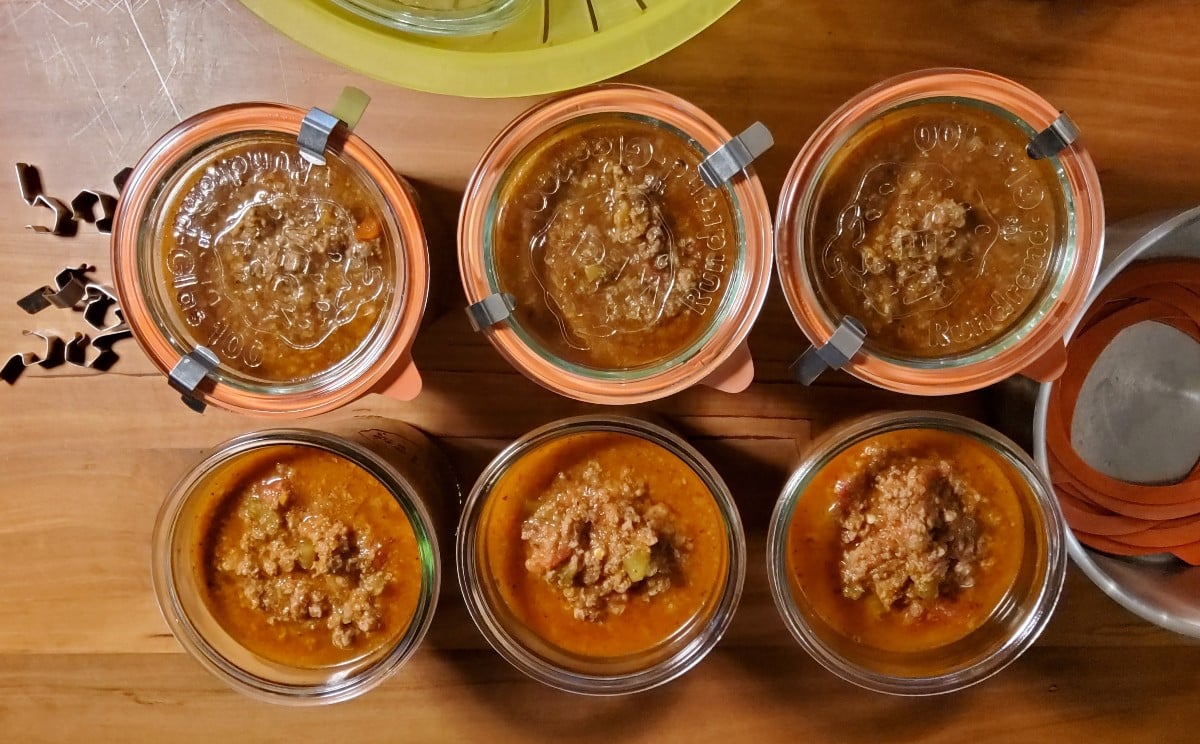 ... eines der wichtigsten "Genußmittel" für mich, auf Vorrat gemacht: Sauce Bolognese "my way"...☺️ ...Fleischtomaten a…