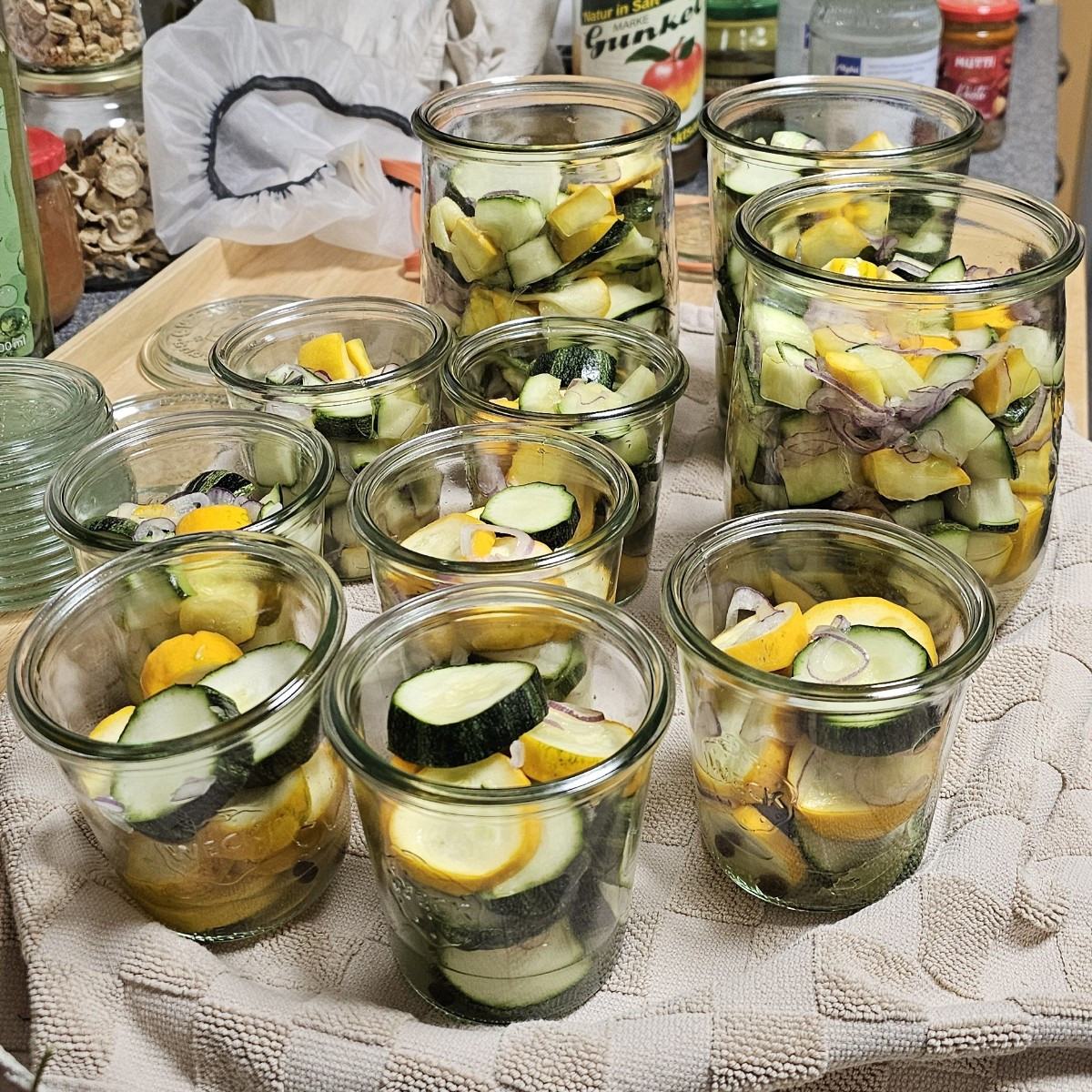 Zum ersten mal mache ich Zucchini in Gläser haltbar.
Letztes Jahr hatte ich schonend gedörrt - wegen Vitaminerhalt blab…