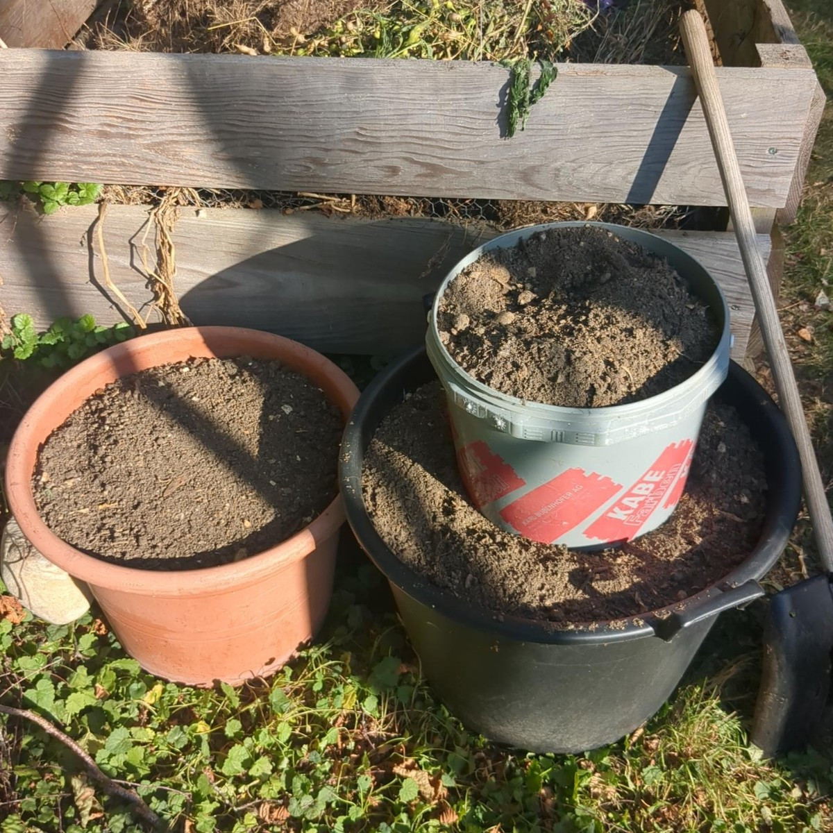 Gibt wohl Feurige Chillis :)
14 Schubkarren und einige Eimer Kompost wurden heut geerntet und verteilt. Bei fast 30°...