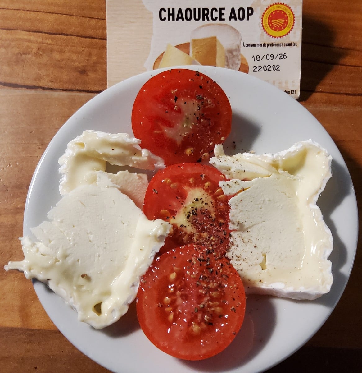 ...Tomaten 🍅 und Käse 🧀 ..., klar Mozzarella und den Käse auf der Pizza kennt jeder...(wenn es denn echter Käse ist..…