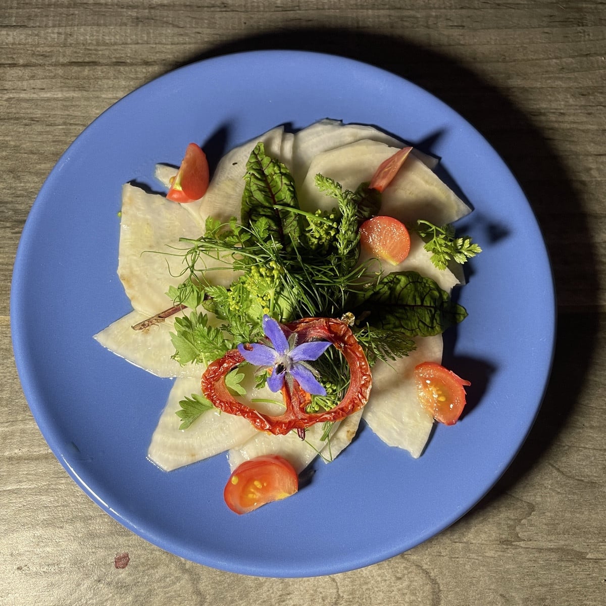 Die Pilzsaison ist eröffnet 🤩 und dazu weiße Ringelbete-Carpaccio mit Wildkräutern aus dem Garten (Fenchel, Kerbel, Bl…