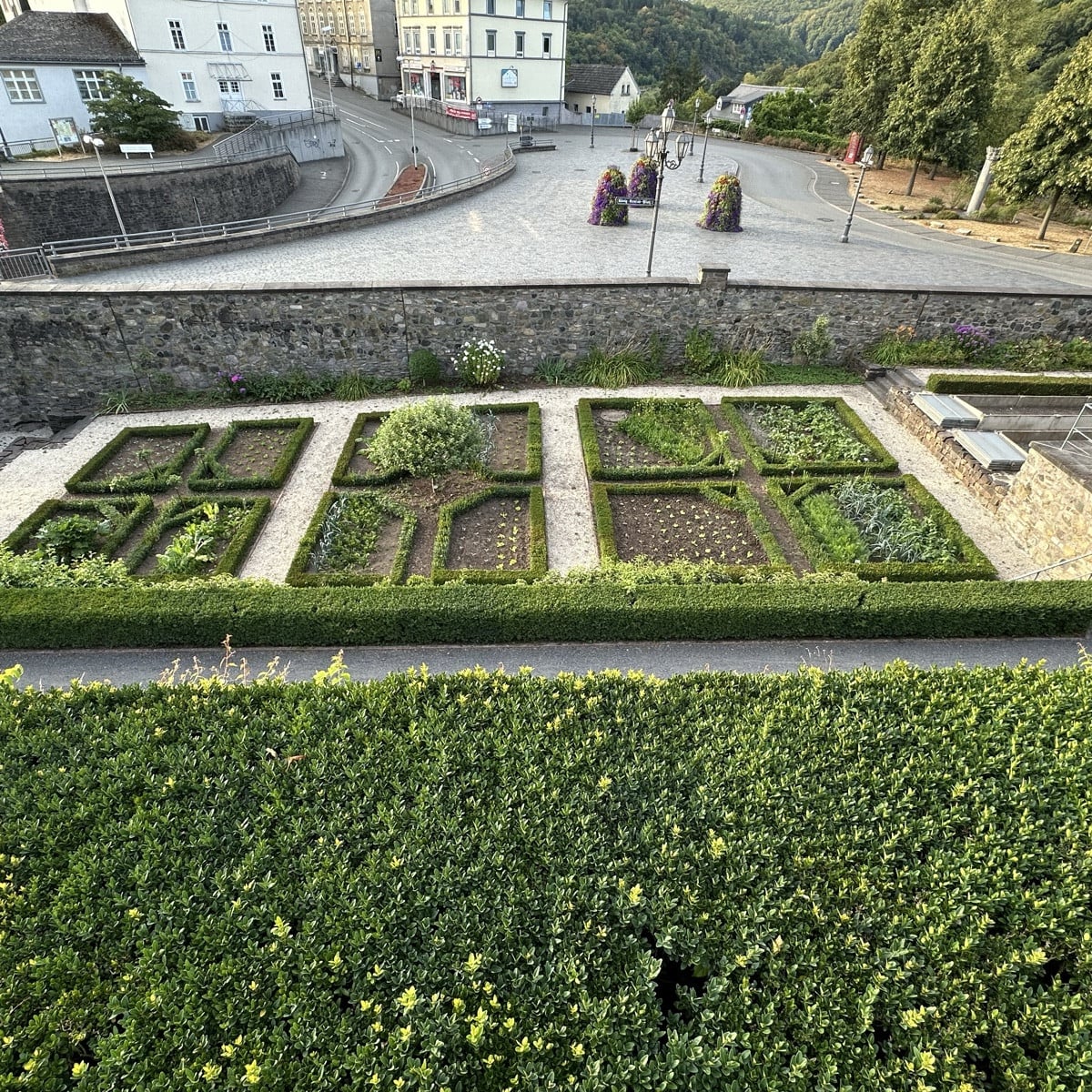 Übers Wochenende war ich in Weilburg an der Lahn. Und sooo begeistert von dem kleinen Schlosspark. Er steht unter Denkm…