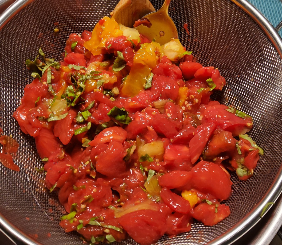 #MeineSommerküche Teil 24
➡️ Spaghettini mit rohen Tomaten ⬅️  VEGAN!
...Ob mein CO 2 Fußabdruck sich relevant verringe…