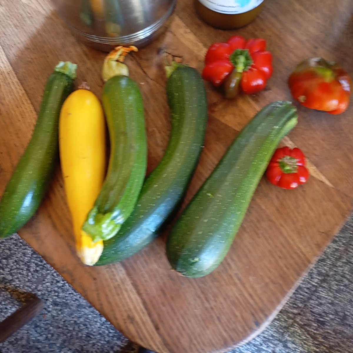 Zwiebeln am Acker gestern eingesammelt und heute Tomaten, Zucchini und Gurken geerntet 
