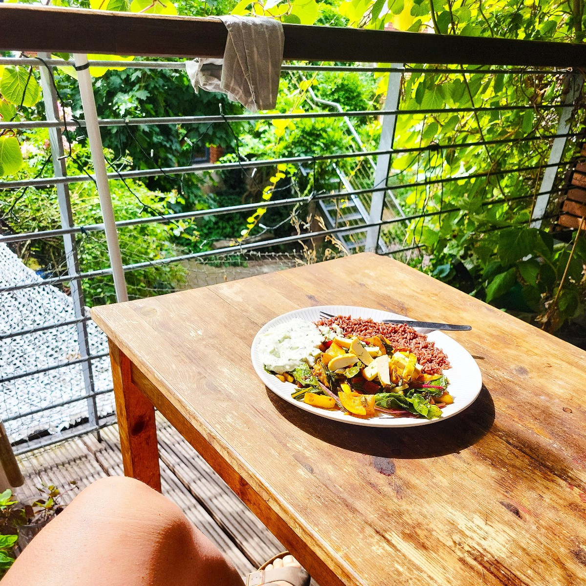 Hier hat es sich so schön abgekühlt, ich kann mittags bei einer frischen Brise sogar in der Sonne sitzen!