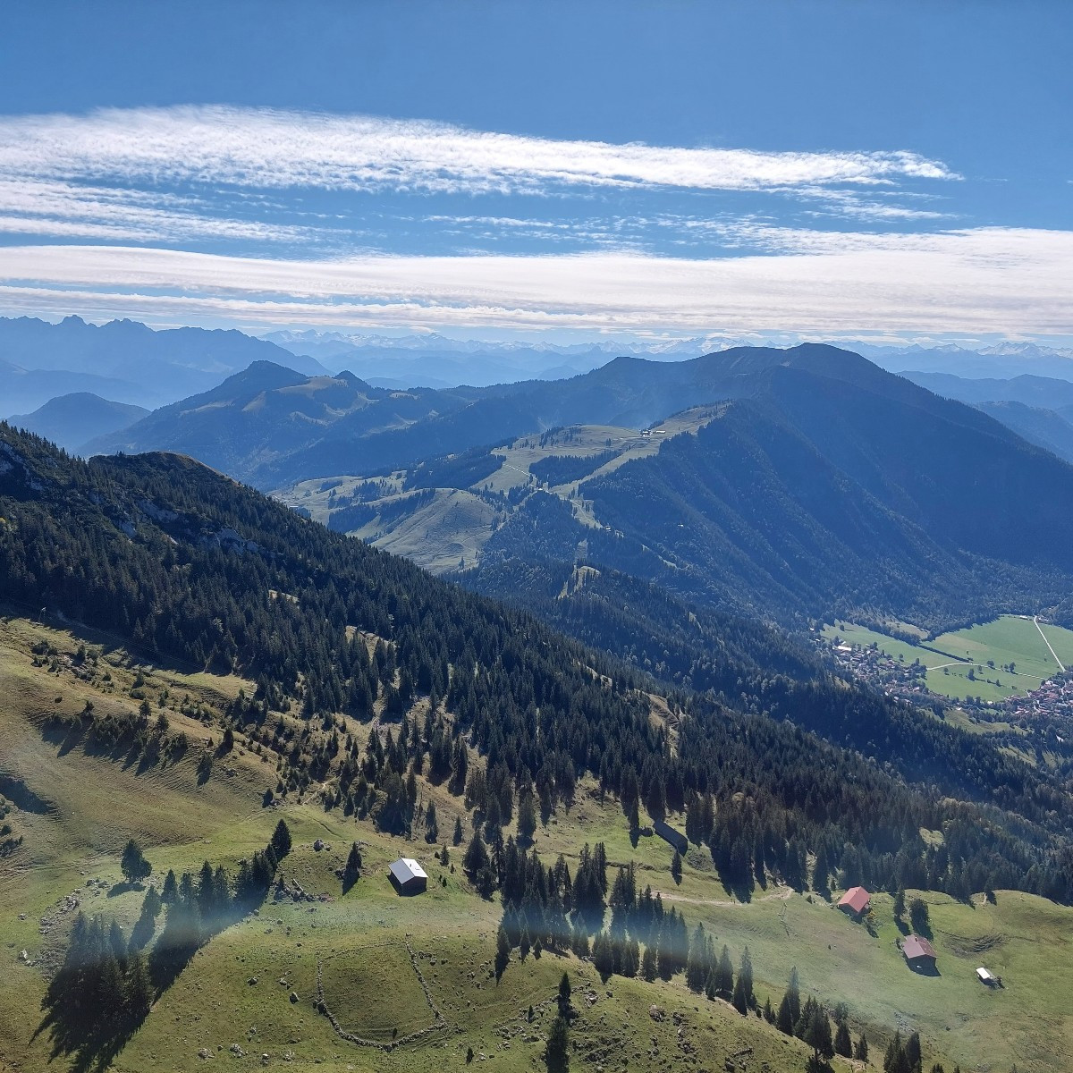 Gestern und vorgestern Bergtage gehabt.
Wahnsinnsblick in die Alpen. 
Vor der Hütte Herbstastern. Voller Gesummse. Viel…