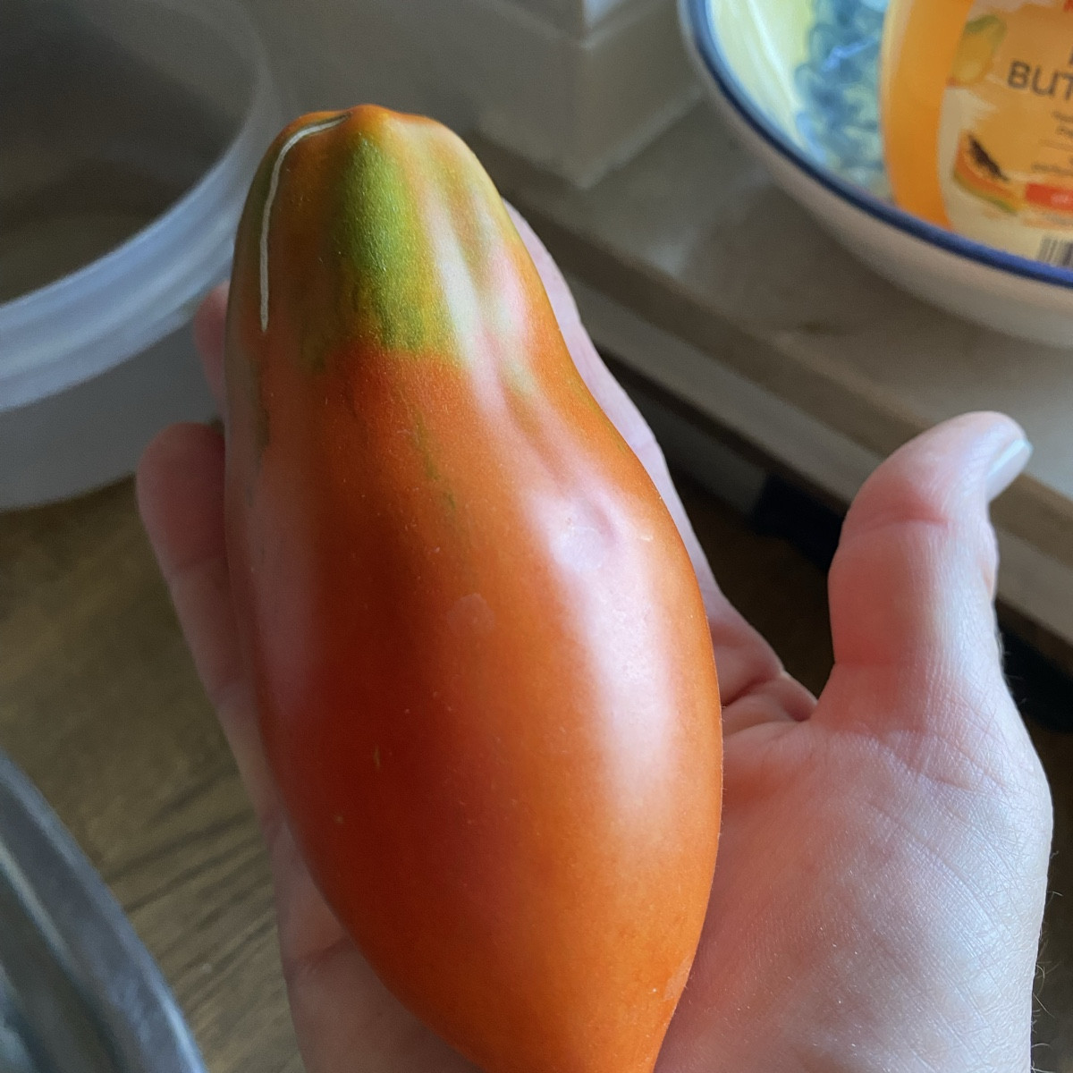 Hallo 
wollte mal die Tomatenexperten fragen, ob jemand diese Sorte kennt.
Hab die Jungpflanzen geschenkt bekommen, abe…