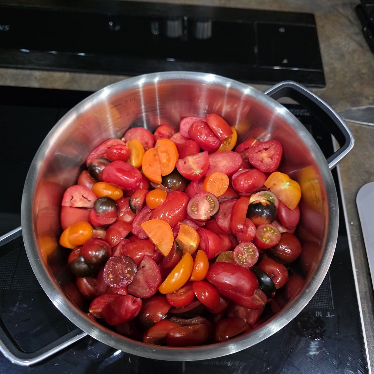 Tomatenmark. Erstes mal selbst gemacht,  ich bin von dem Geschmack begeistert!!!!👏👏👏👏👏👏
Zwei Varianten:
-Tomaten …