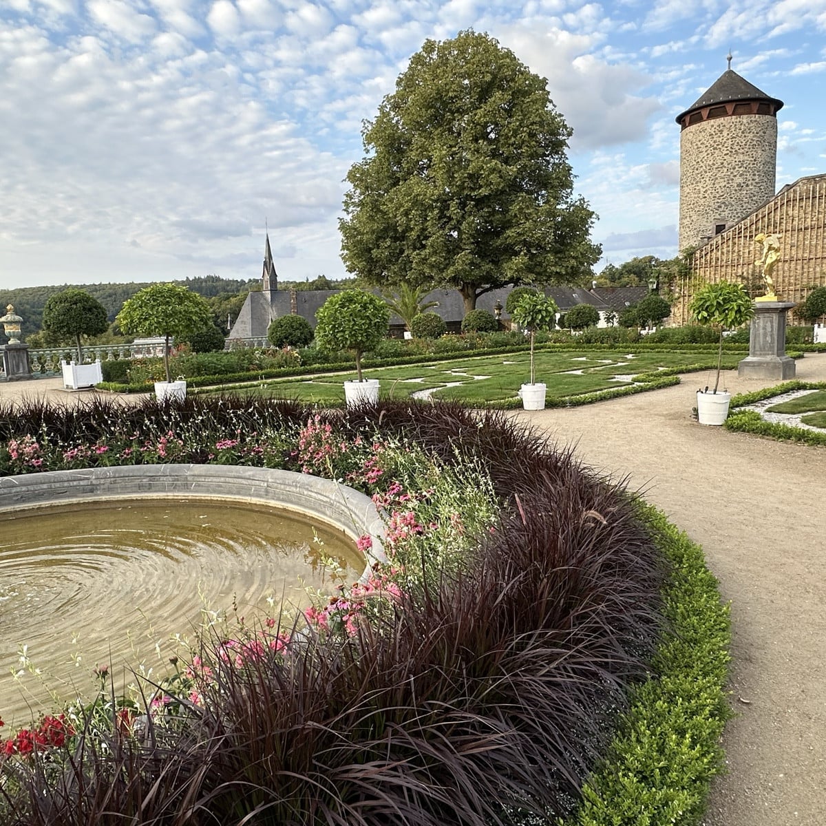 Übers Wochenende war ich in Weilburg an der Lahn. Und sooo begeistert von dem kleinen Schlosspark. Er steht unter Denkm…