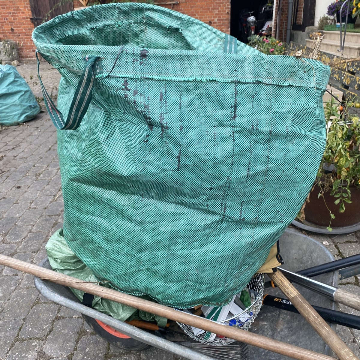 Ich nutze gerne diese Gartensäcke. Aber kaum einer kommt über eine zweite Saison hinaus. Das gibt wieder viel Plastikmü…
