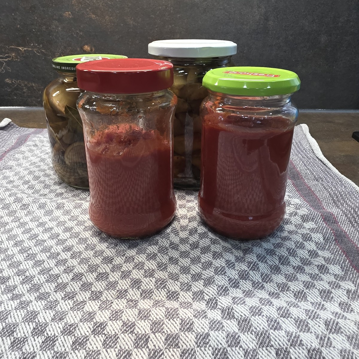 Tomatenmark. Erstes mal selbst gemacht,  ich bin von dem Geschmack begeistert!!!!👏👏👏👏👏👏
Zwei Varianten:
-Tomaten …