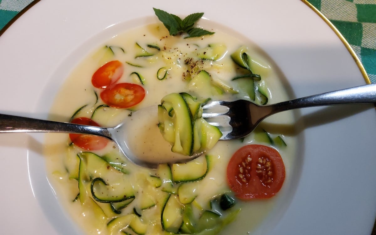 #MeineHerbstküche Teil 3
➡️ Zucchini Tagliatelle an weißer Tomatensauce ⬅️
...Zugegeben, ein bisschen aufwendig ist es …