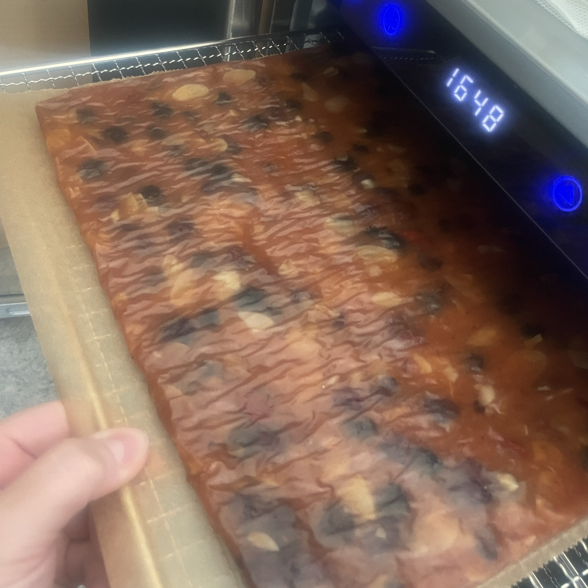 erste nacht getrocknet, jetzt auf frisches backpapier umgedreht…. auch wenn die silikonmatte mim rand super is, trockne…