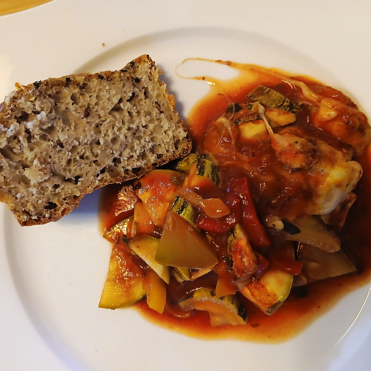 Heute gab es die Reste aus dem Garten mit einem wunderhübschen und leckeren Brot 🥰 und darauf Butter mit selbstgemacht…