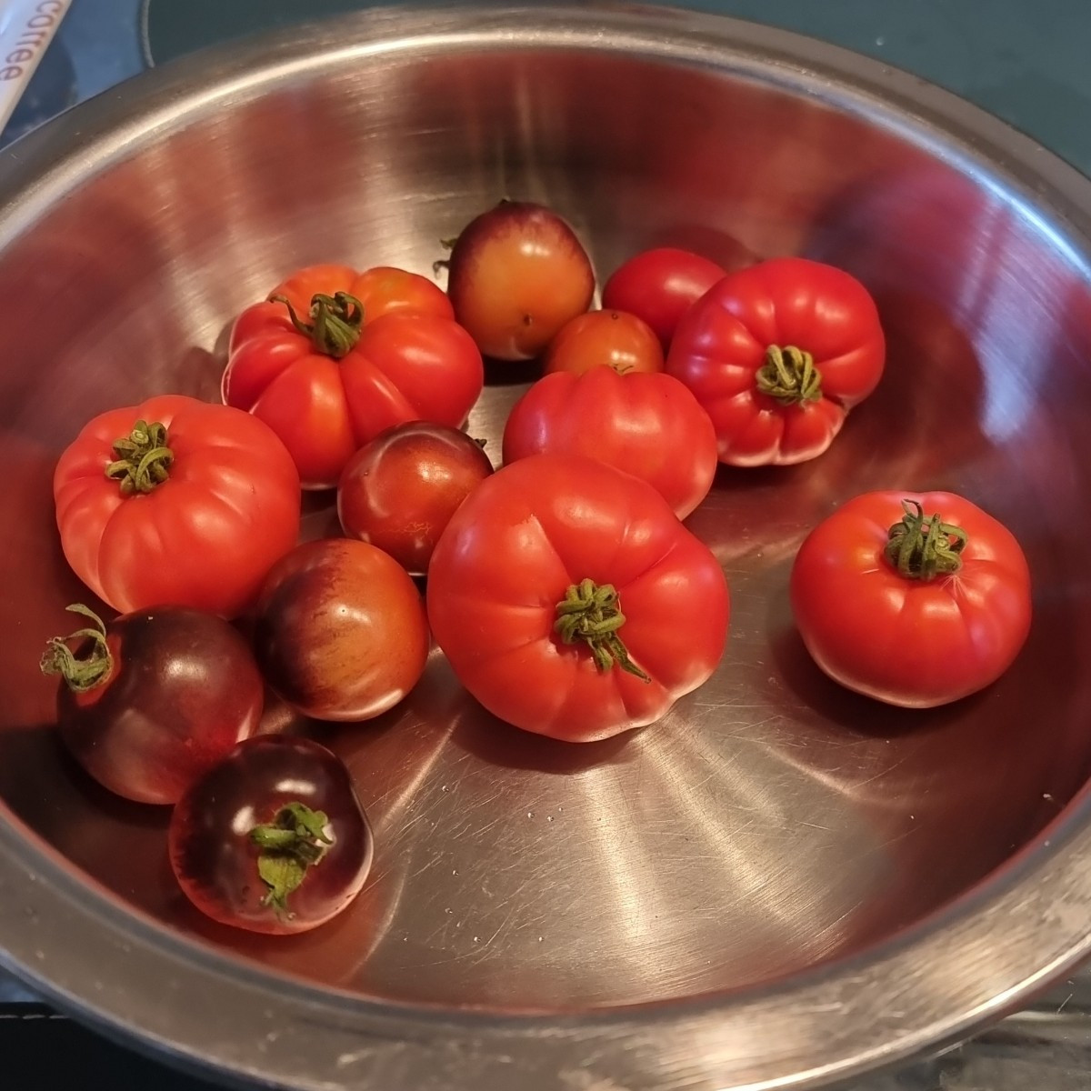 Guten Morgen zusammen☕😀 Gurken und Salat Ernte ich schon eine Weile und nun werden auch endlich die Tomaten rot. 