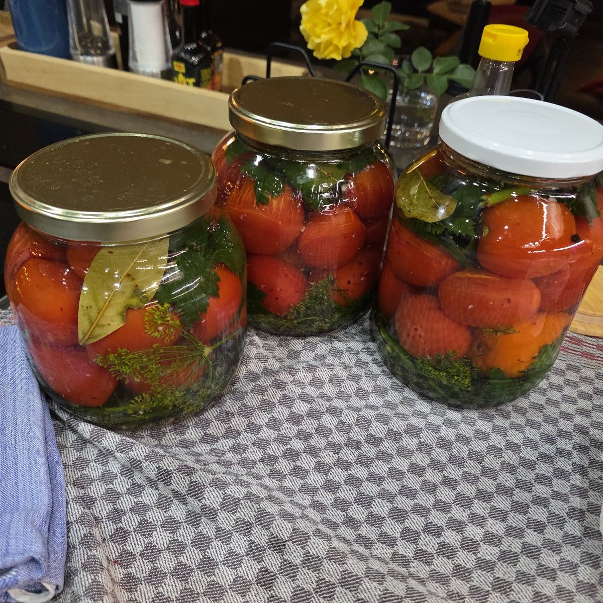 Puuuu, fertig!!!! 8 l Tomatensauce "Feuerchen ", eingelegte Tomaten und Paprika Salat.
Der Winter kann kommen!!!!!😁