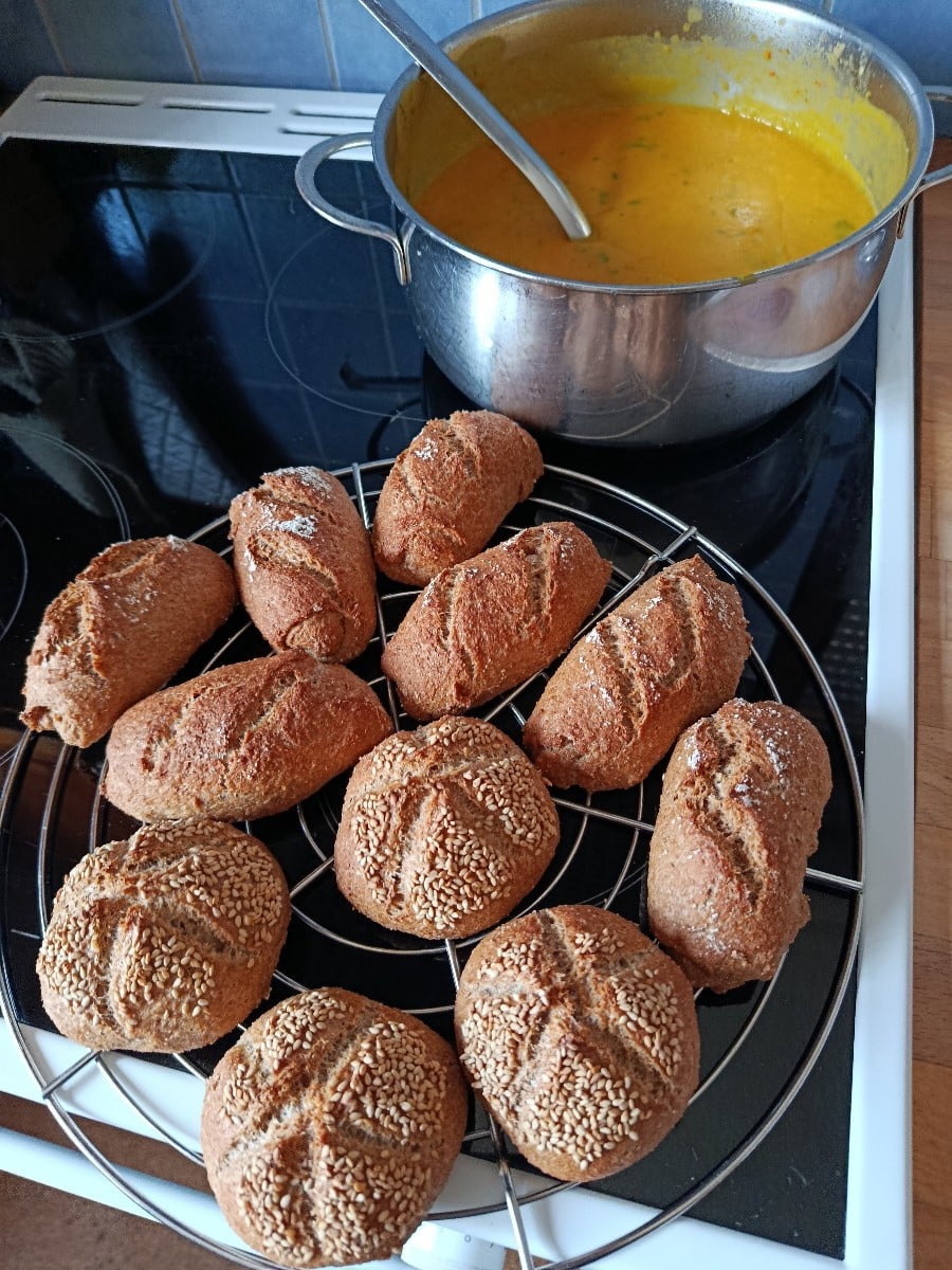 Heute gibts die erste Kürbissuppe mit frischen Brötchen. Wir haben Männerschnupfen, da brauchts ne Stärkung mit ordentl…