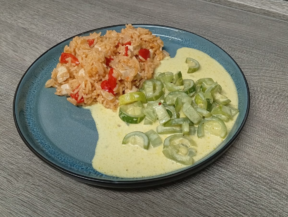 Zum Mittag gab es eine Reispfanne mit unseren @roteraugsburger und @ferenctender-7625 sowie Padavalanga Curry dazu.  
D…