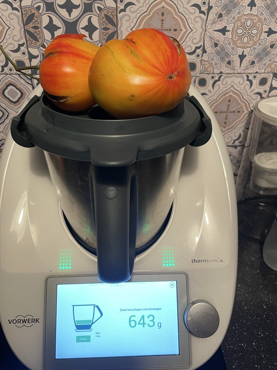 Mein Rekord dieses Jahr! Die größte Tomate wog fast 373 g! Obwohl ich viele verschiedene Tomatensorten angebaut habe, s…