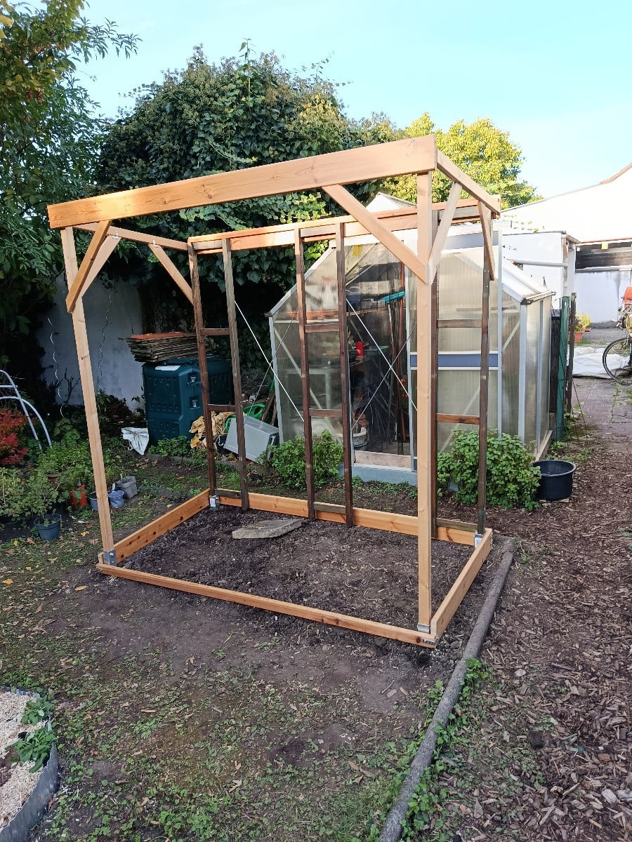 Update Tomatenhaus. Bis auf die Einschlaghülsen alles upgecycelt.
Wir haben heute rangeklotzt. Morgen kommen noch die D…