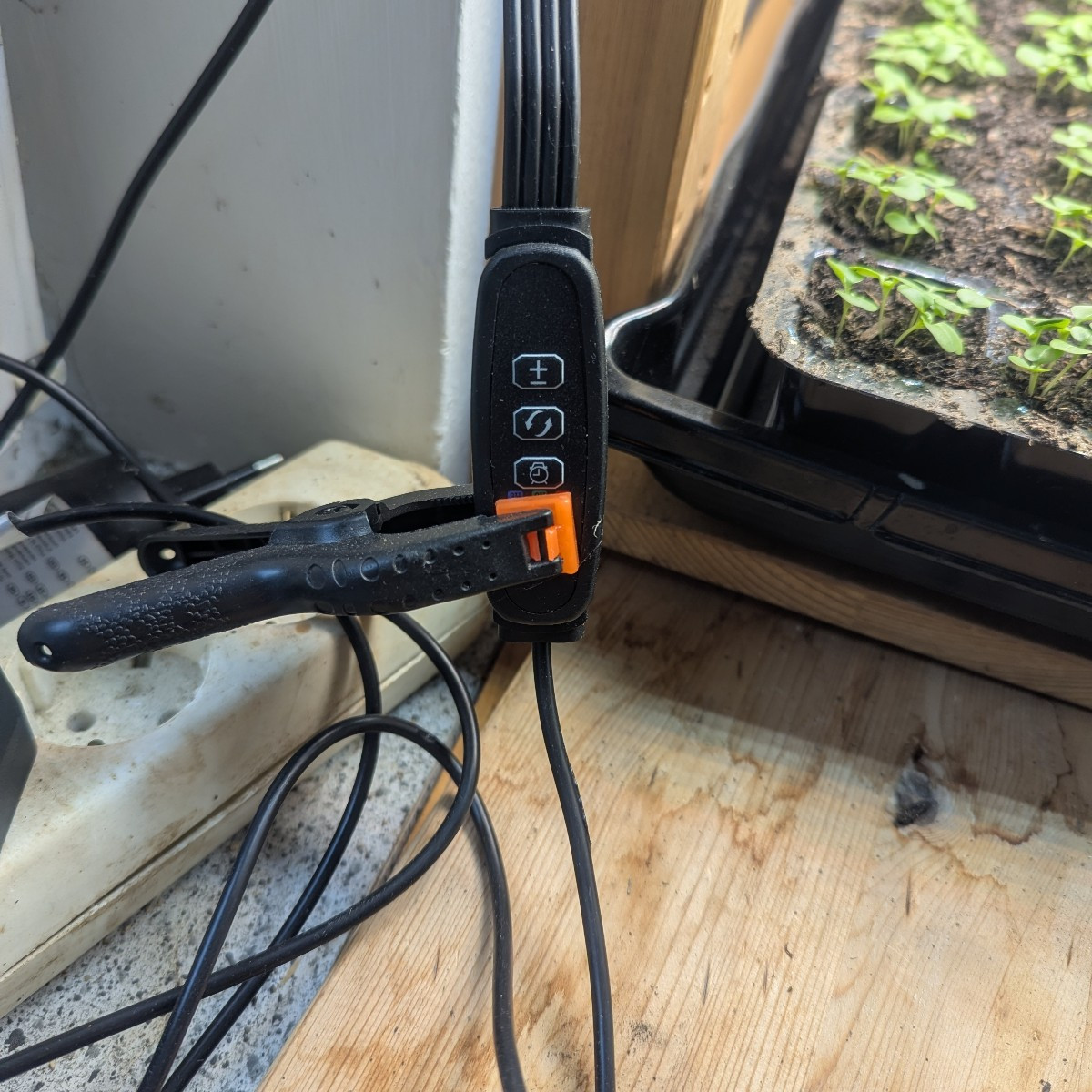 Was nicht passt, wird passend gemacht...

Diese Pflanzschalen sind mit 10 Zoll knapp zu breit, um von der schmalen Seit…