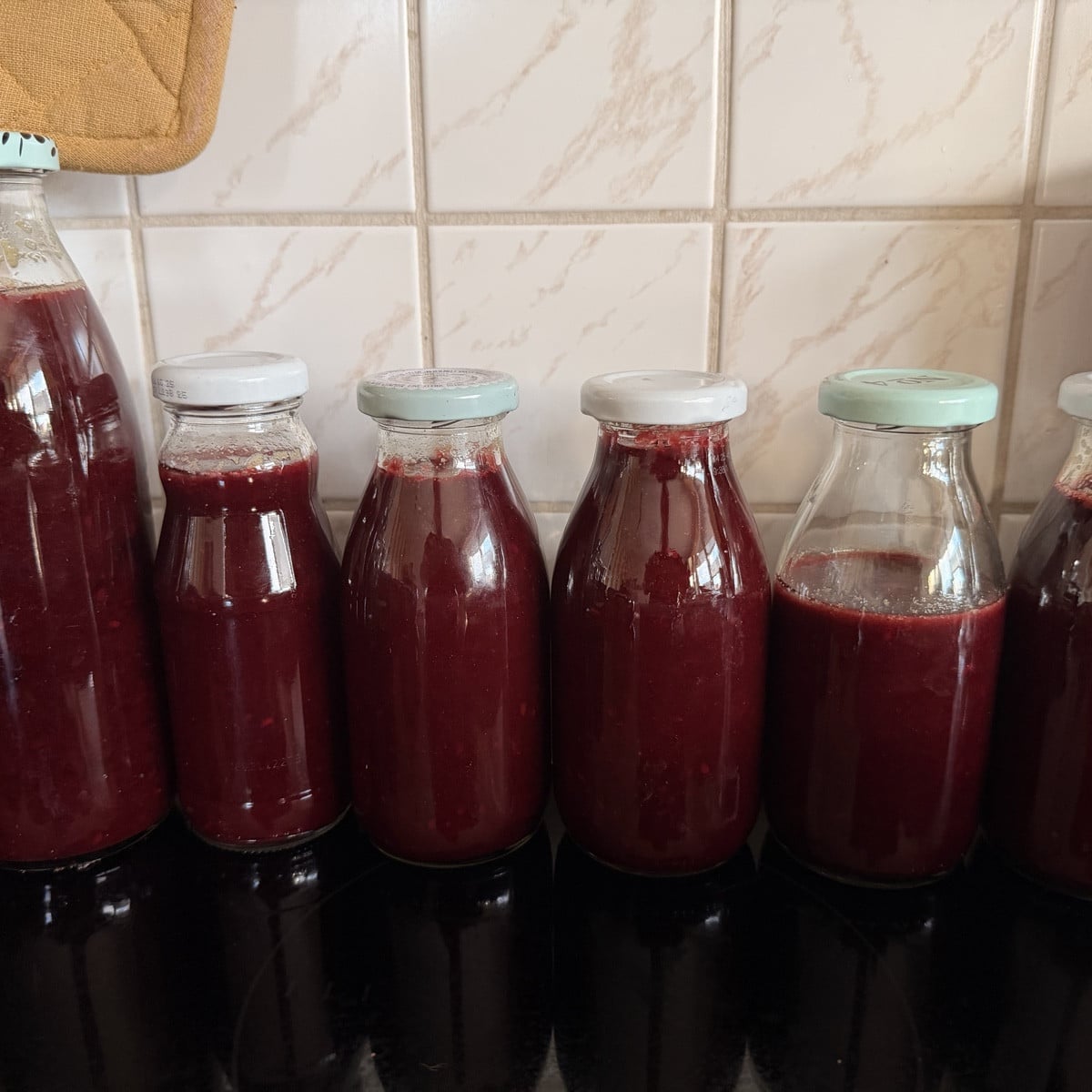 Endlich habe ich auch mal Zucchini-Schwemme 🤪
Brombeeren werden dieses Jahr zu Saft und Eis verarbeitet.
Aroniabeeren …