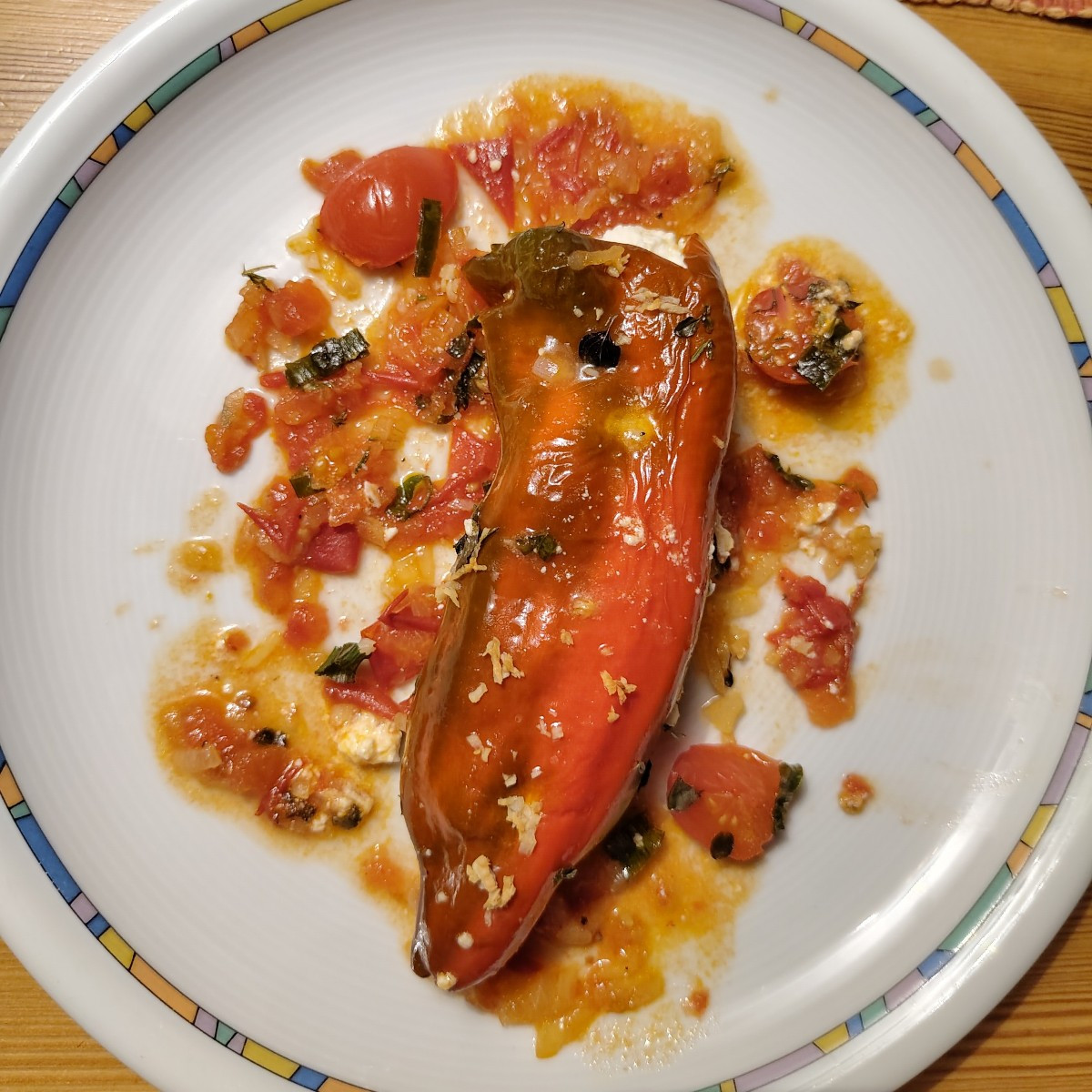 Von der heutigen Ernte gab's: Mit Schafskäse gefüllte Spitzpaprika in Tomatensugo 😋