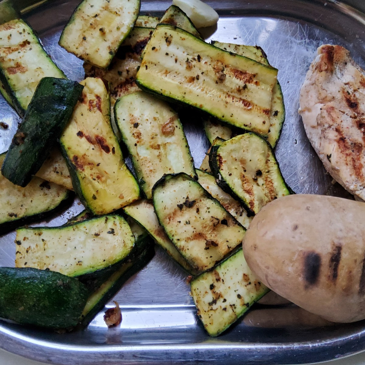 ...meine #Sommerküche Teil 17
➡️sous vide Hähnchenbrustfilet, gegrillt, hausgemachte Chilisauce, gegrillte Zucchini, ma…