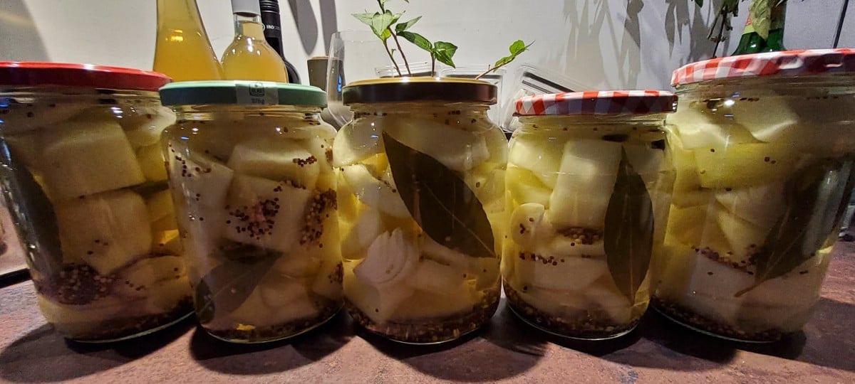 ...das Ende der (Einlege)Gurkensaison bedeutet für mich, Senfgurken zu machen! 😋... Die Gurken schälen, halbieren, das…