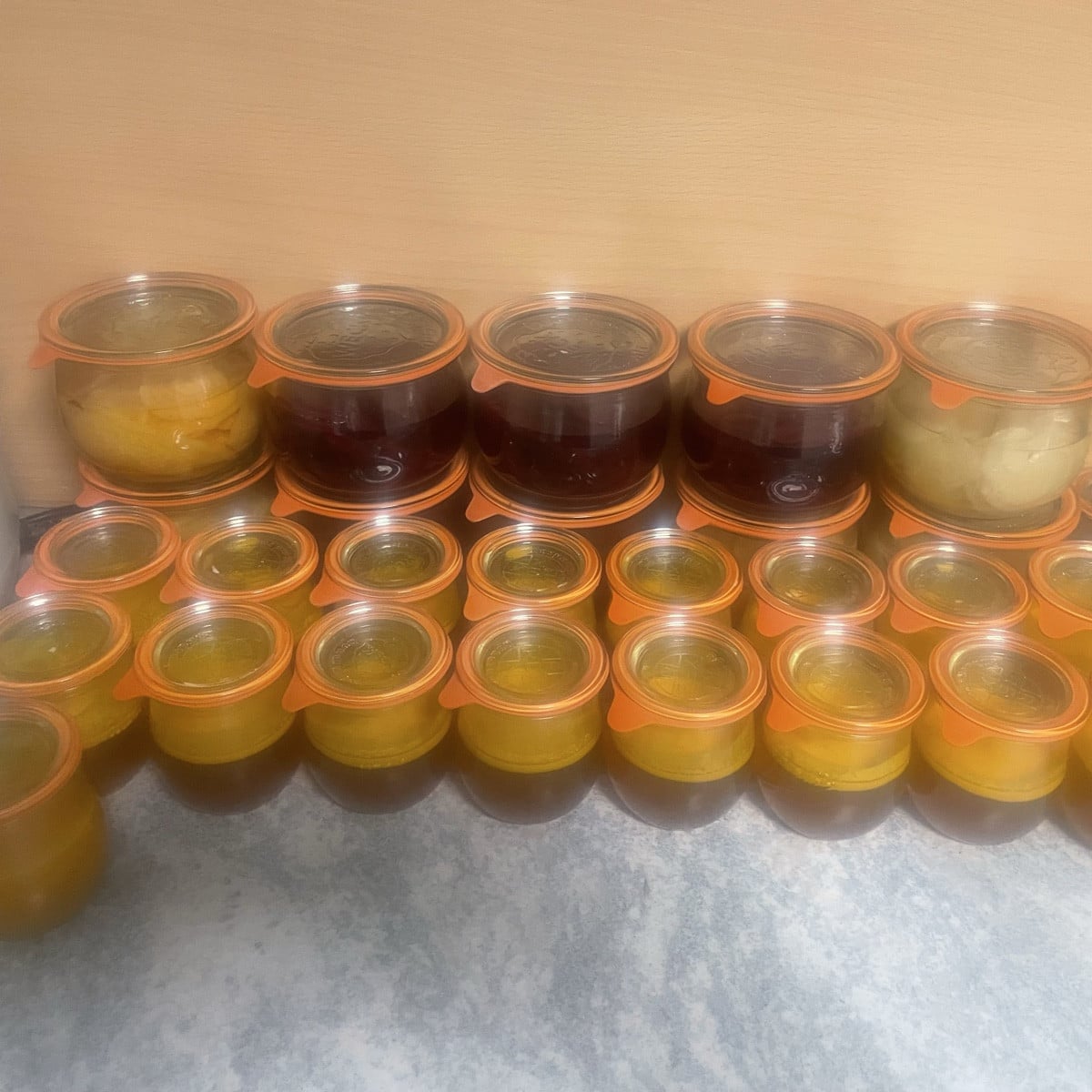 soooo zwei tage dauerverarbeiten & haltbarmachen…. 
dafür sind rote & gelbe rüben zu salat, zuckerwurzel mal ne kostpro…