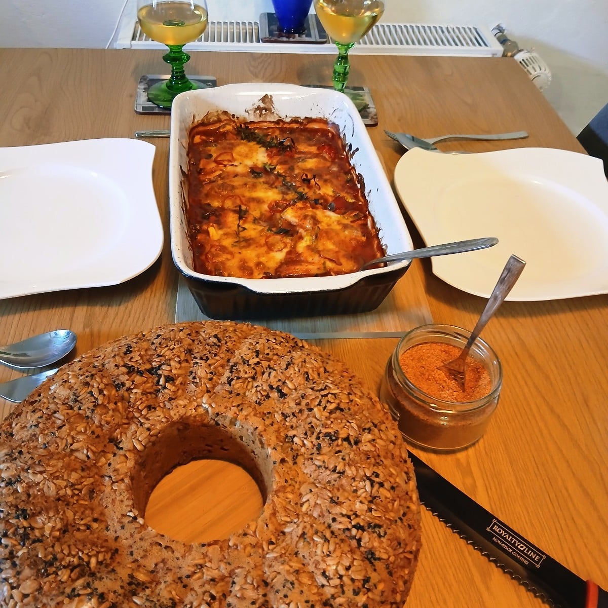 Heute gab es die Reste aus dem Garten mit einem wunderhübschen und leckeren Brot 🥰 und darauf Butter mit selbstgemacht…