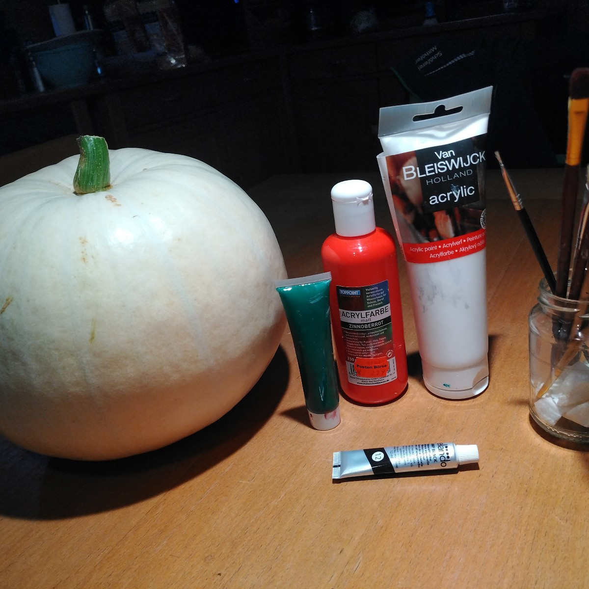 Kürbis muß für Halloween nicht immer geschnitzt werden. Ein bisschen Farbe ist manchmal eben so schön. 🤗
Im Anschluss …