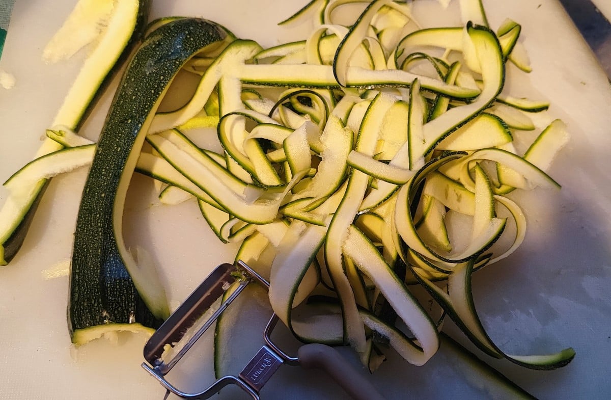 #MeineHerbstküche Teil 3
➡️ Zucchini Tagliatelle an weißer Tomatensauce ⬅️
...Zugegeben, ein bisschen aufwendig ist es …