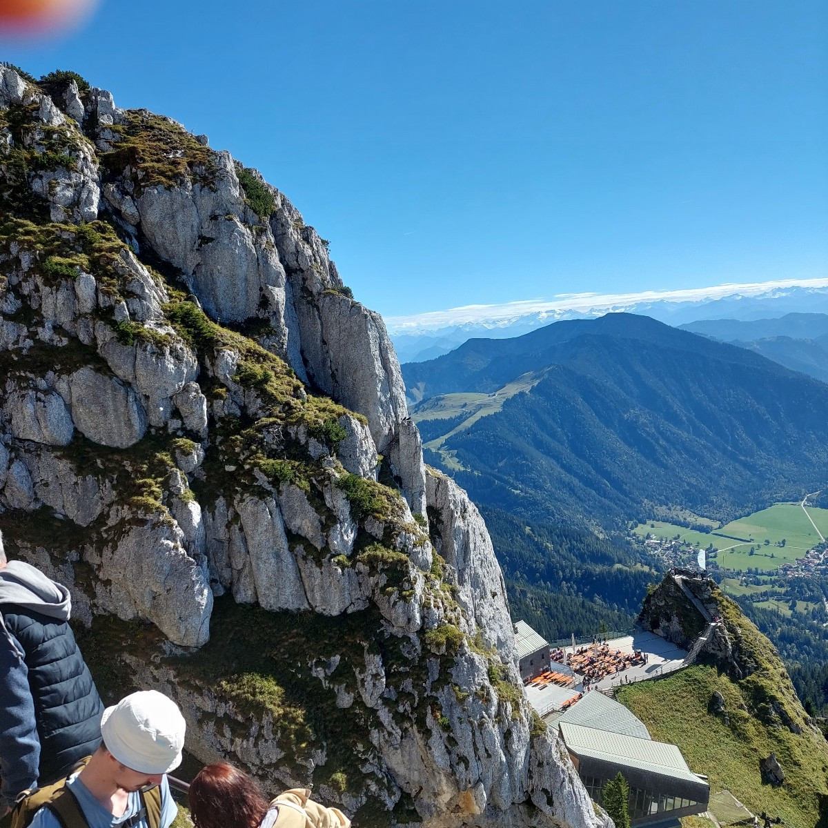 Gestern und vorgestern Bergtage gehabt.
Wahnsinnsblick in die Alpen. 
Vor der Hütte Herbstastern. Voller Gesummse. Viel…