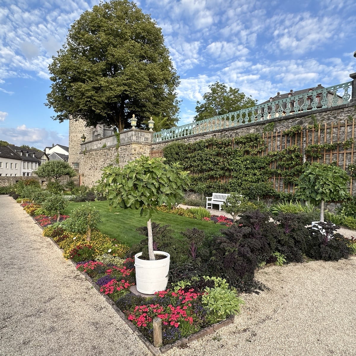 Übers Wochenende war ich in Weilburg an der Lahn. Und sooo begeistert von dem kleinen Schlosspark. Er steht unter Denkm…