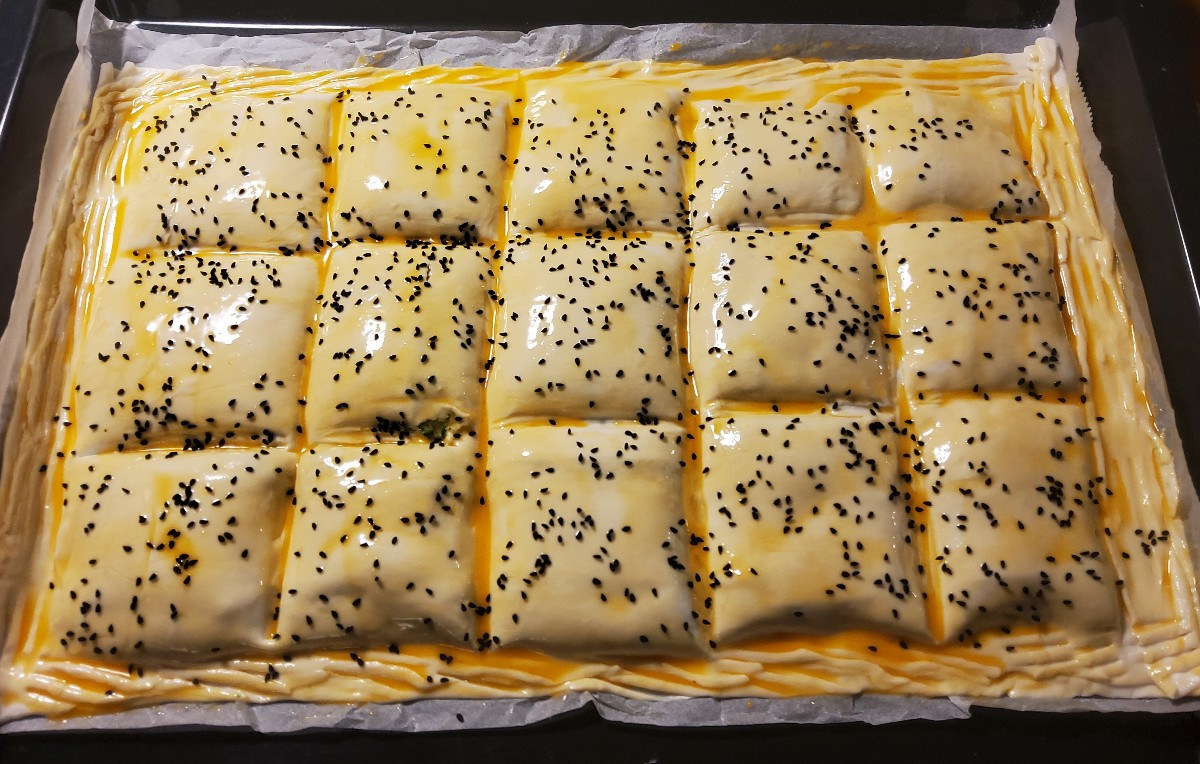 ...Meine Sommerküche Teil 13
➡️ Blätterteigtaschen, gefüllt mit 3erlei Gemüsen und Urid Bohnen Hummus ⬅️
...mussten wir…