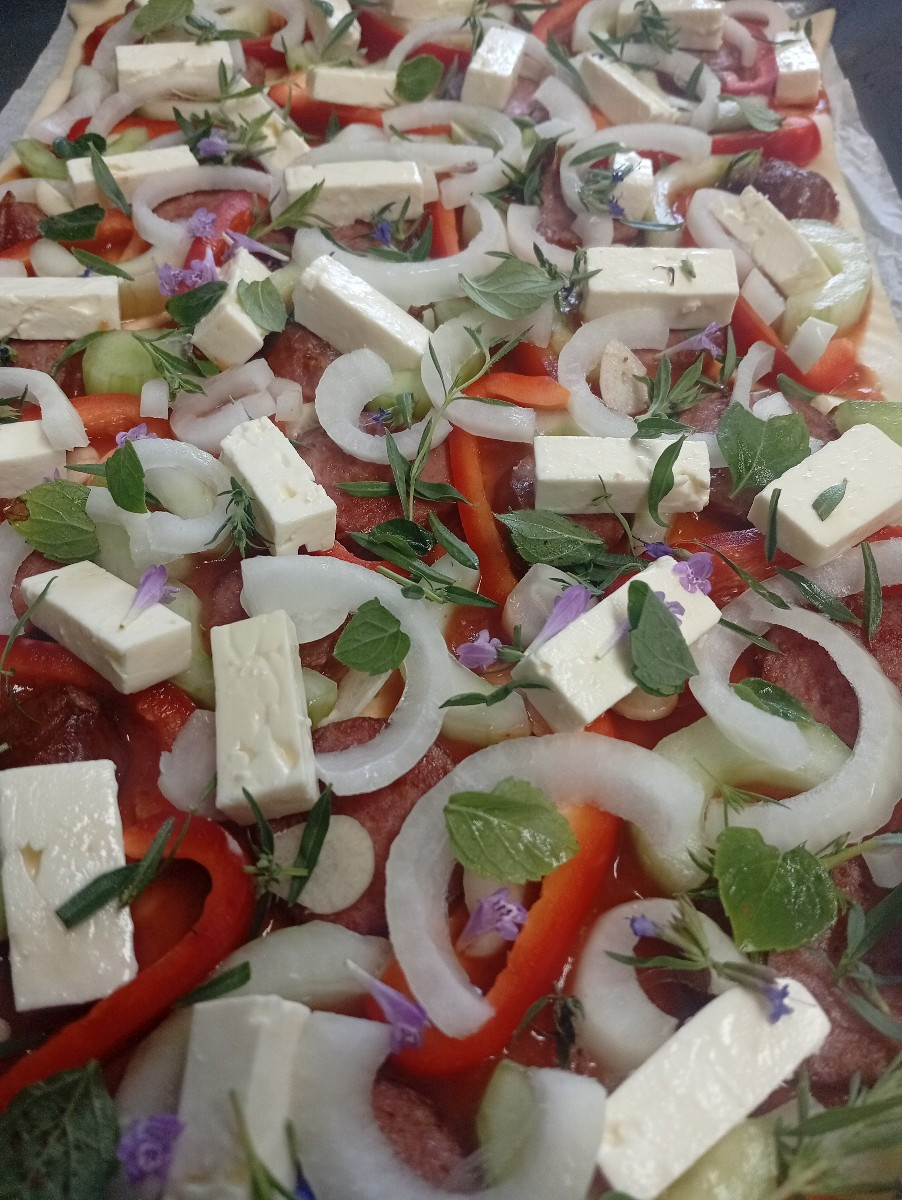Nachdem wir heute Schmorgurken und Honig-Senf-Gurken eingekocht hatten, gab es zum Mittag eine Gurken-Paprika-Pizza. Si…